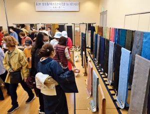 宮古の織物を一堂に集め行われた展示販売。初日から多くの来場者でにぎわった＝５日、ホテルアトールエメラルド宮古島