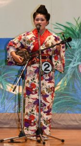 伊良部トーガニ児童生徒の部最優秀賞に輝いた上原さん＝３日、伊良部公民館