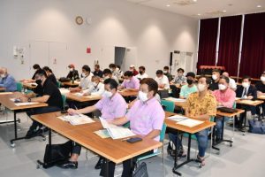 多くの組合員が参加し、インボイス制度について理解を深めた＝８日、市未来創造センター研修棟