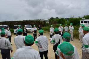 農地パトロールで現状を確認する参加者＝24日、上野新里