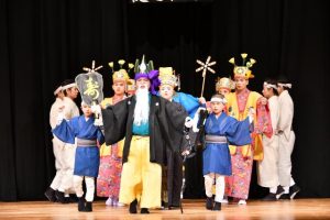 宮古島では約27年ぶりに演じられた多良間の八月踊り、塩川字の「長寿の大主」＝６日、マティダ市民劇場