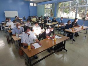 宮里会長の講話に耳を傾ける保護司ら＝29日、宮古保護区保護司会会議室