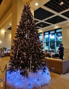 大人の雰囲気のクリスマスツリーが既に設置され、華やいだ雰囲気で観光客を出迎えている＝30日、宮古島東急ホテル＆リゾーツ