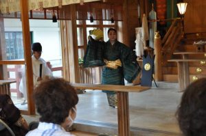 新嘗祭で「とうがにあやぐ」を奉納する亀浜さん（中央）＝23日、宮古神社