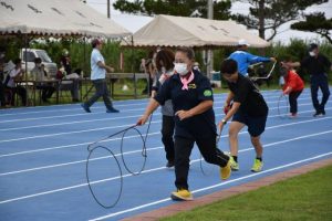 村民運動会のワーガニマースで、右往左往する参加者ら＝３日、多良間中グラウンド