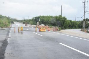 道路部分の整備が進められ18日に暫定供用開始される平良下地島空港線の新道路＝16日、伊良部字池間添