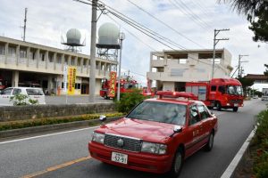 市民に火災予防を訴えるため、車両パレードに出発する消防署員＝９日、市消防本部前