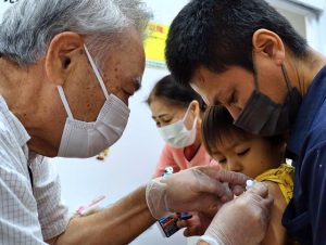 乳幼児を対象にした新型コロナワクチンの集団接種が始まった＝19日、市役所