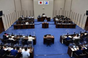 補正予算案などを可決した市議会臨時会＝25日、市議会議場