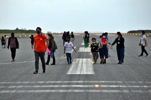 親子連れや島外からの参加者たちが早朝から滑走路を歩いたり、走ったりしながら楽しい時間を過ごした＝６日、下地島空港