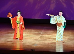 島に脈々と根付く芸能が披露された「宮古の芸能選」＝27日、マティダ市民劇場