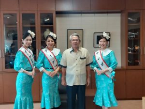 座喜味市長を表敬した下地さん（左）、山里さん（左から２人目）、小林さん（右）＝７日、市役所