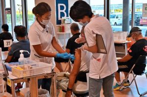県で感染者数が増加傾向となる中、重症化予防として宮古島市でも２価ワクチンの接種が進んでいる（資料写真）