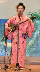 伊良部トーガニ一般の部最優秀賞に輝いた下地さん＝３日、伊良部公民館