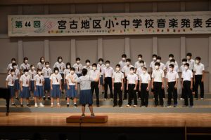 中学校の部で県大会派遣推薦グループに選ばれた上野中の３年生＝23日、マティダ市民劇場