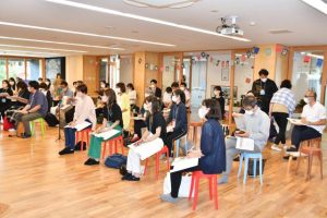 支部会には全国から多くの参加者が訪れた＝26日、はなぞのこどもえん