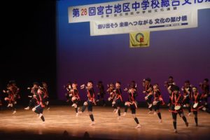 息の合った勇壮な集団演舞を披露する城東中の生徒たち＝２日、マティダ市民劇場