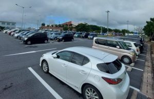 コロナ禍では閑散としていた駐車場はほぼ満車状態＝３日、宮古空港