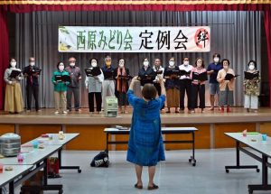 西原方言版市歌初めての発表に向けて最後の練習に挑む西原コーラスゆりの会のメンバー＝15日、西原公民館
