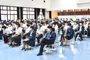 多くの市民が参加し草さんの講話に耳を傾けた＝２日、城辺公民館