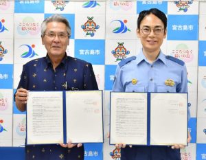 協定書を締結した座喜味市長(左)、仲宗根署長=10日、市役所