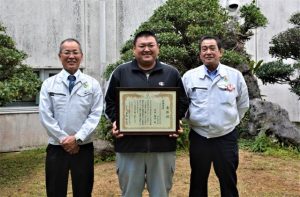 最優秀賞を受賞した仲間さん(中央)と下地本部長(左)、友利センター長=23日、JAおきなわ宮古地区本部