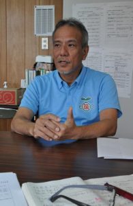 タクシーの運賃改定を申請したと発表するまるちくの下地代表＝26日、市内