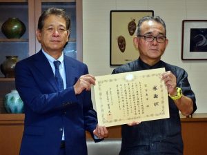 伊川副市長（右）に感謝状を伝達した宮城総務部長＝８日、市役所