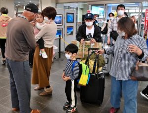 到着ロビーは、宮古島で年末年始を過ごす帰省客や観光客らでにぎわった＝28日、宮古空港