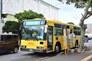 22年度夏期ダイヤ期間中の乗降客数が延べ２万８８９０人、１日当たり３２５人となった宮古島ループバス＝８月10日、北小前バス停