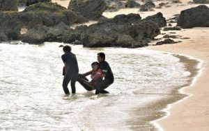 海難事故を想定した合同訓練が行われた＝７日、シギラビーチ