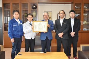 座喜味市長に感謝状を伝達する川満常務理事（左から２人目）、城間支所長（左）＝27日、市役所