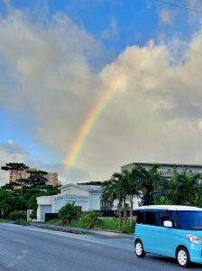 長雨でうんざりする中、師走の空に現れた虹＝10日、市内