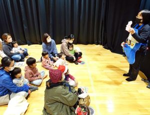 子どもたちに楽しいクリスマスの物語を紹介したおはなし会＝24日、市未来創造センター市立図書館