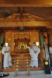 １年間の汚れを落とし新年に備える恒例の神事「すす払い」＝25日、宮古神社