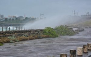 宮古島地方では風が強く、波が沿岸を打ち付けていた＝24日、平良港トゥリバー地区