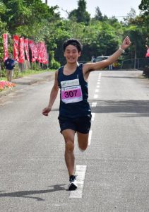 １００㌔の部は大林が４連覇を達成した＝22日、下地公園