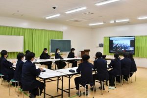 オンラインで交流する宮古島の生徒たち＝24日、城東中