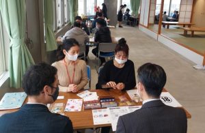 個別商談会では早速、商談が成立する商品があった=18日、市未来創造センター