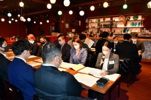 事業計画などを承認した宮古島観光協会青年部の定期総会＝21日、市内の飲食店