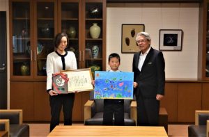 座喜味市長（右）から富山君（中央）に表彰状が伝達された＝27日、市役所