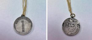 メダルの正面（写真右）には鳥と「陸」と思われる文字が、裏には「沖縄県立宮古中学校・陸上競技部」と記されている