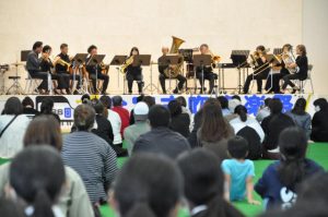 小学生から一般まで12団体が練習の成果を披露した全宮古吹奏楽祭＝21日、ＪＴＡドーム宮古島