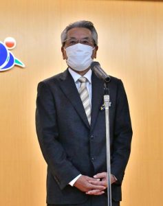 訓示を述べる座喜味市長＝４日、市役所