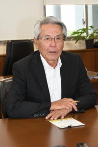 前半の２年間を振り返っての感想や、残る後半２年間に向けた抱負などを語る座喜味市長＝24日、市役所