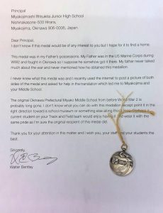 手紙と一緒に送られたメダル＝10日、北中学校