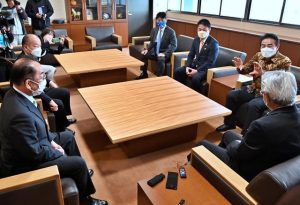 自民党国防議員連盟のメンバーらが座喜味市長と平和外交や国防について意見を交換した=12日、市役所