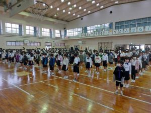 感染予防対策として、低学年と高学年の２回に分けて行われた始業式。写真は低学年＝６日、平良第一小体育館