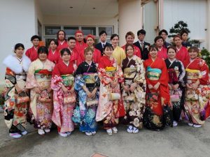 門出を迎えた新成人ら＝４日、村コミュニティー施設