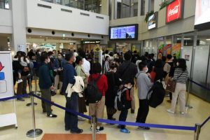 時間帯によっては出発ロビーに手荷物検査の順番を待つ人の長い列が見られた＝３日、宮古空港